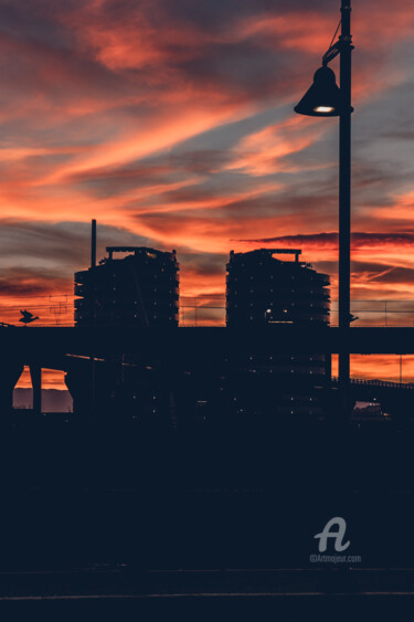 Fotografia intitolato "Sunset Over the City" da Luigi Veggetti, Opera d'arte originale, Fotografia digitale