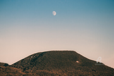 Fotografia intitolato "Sunset Moon Mountain" da Luigi Veggetti, Opera d'arte originale, Fotografia digitale