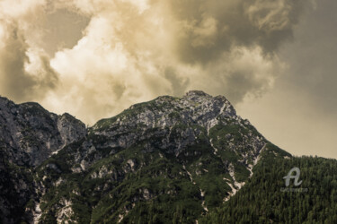 Fotografia intitolato "Yellow Sky Mountain" da Luigi Veggetti, Opera d'arte originale, Fotografia digitale
