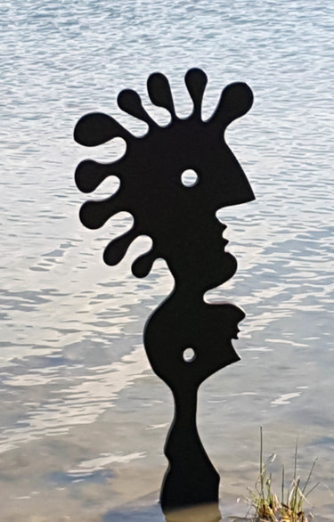 Sculpture titled "Duas figuras em diá…" by Luís Soares, Original Artwork, Metals