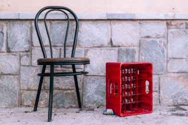 Photographie intitulée "Chair and red box" par Andrey Lukovnikov, Œuvre d'art originale, Photographie numérique