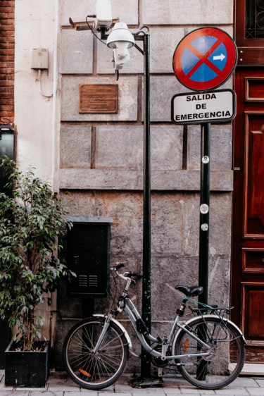 Fotografía titulada "Bike on the street" por Andrey Lukovnikov, Obra de arte original, Fotografía digital