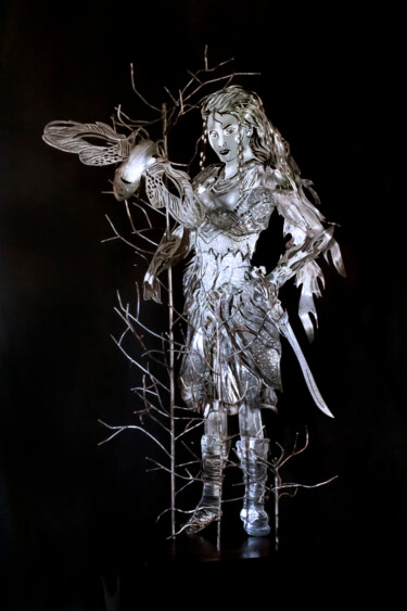 Scultura intitolato "Guerrière" da Luva Simone, Opera d'arte originale, Metalli