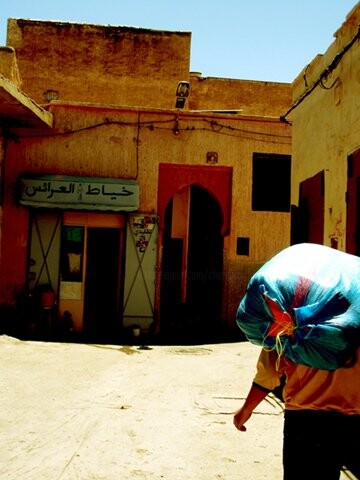 Photographie intitulée "Dans la rue" par Ly-Rose, Œuvre d'art originale