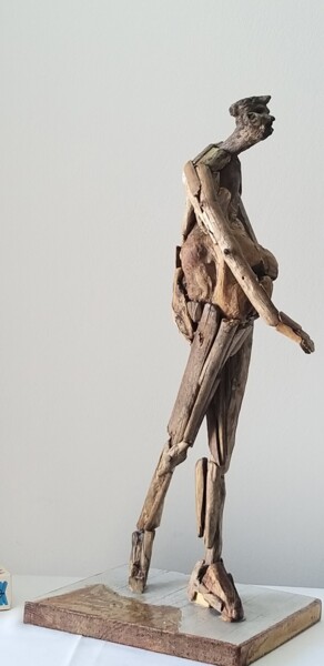 Scultura intitolato "Driftwood Walking F…" da M. Engin Akabali, Opera d'arte originale, Legno