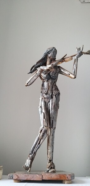Скульптура под названием "Girl Playing Violin" - M. Engin Akabali, Подлинное произведение искусства, Дерево