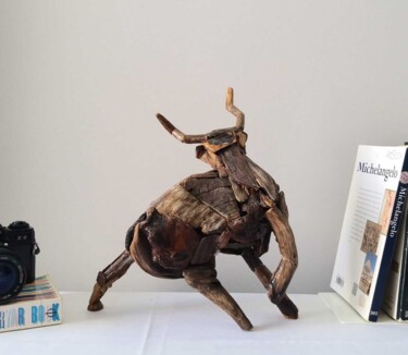 Skulptur mit dem Titel "Driftwood Bull" von M. Engin Akabali, Original-Kunstwerk, Holz