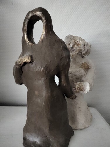 Скульптура под названием "DEUX : derrière une…" - Ma Chaloupe, Подлинное произведение искусства, Глина