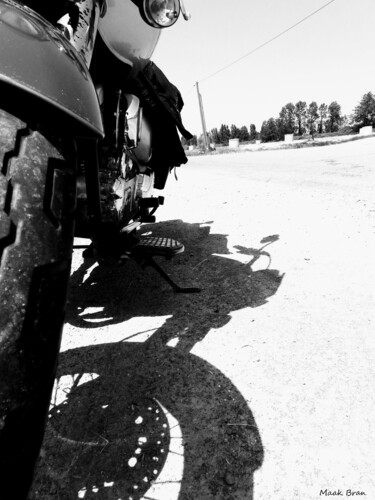 Photographie intitulée "shadow on the road" par Maak Bran, Œuvre d'art originale, Photographie numérique