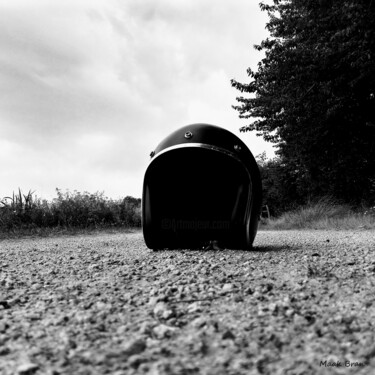 Fotografia intitulada "helmet on the road" por Maak Bran, Obras de arte originais, Fotografia digital