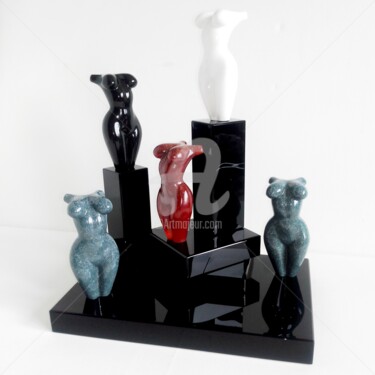 Scultura intitolato "5GIRLS2 DIFFERENT O…" da Maas Tiir, Opera d'arte originale, Resina