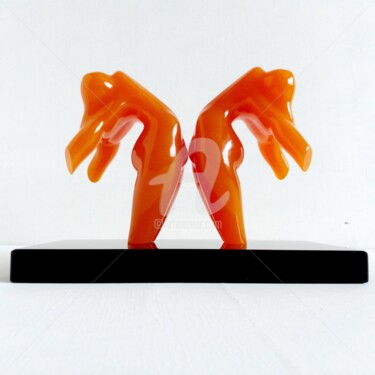 Скульптура под названием "2GYMNAST-GIRLS1 YEL…" - Maas Tiir, Подлинное произведение искусства, Смола