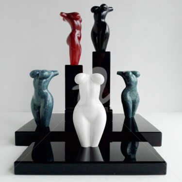 Scultura intitolato "5GIRLS2 DIFFERENT O…" da Maas Tiir, Opera d'arte originale, Resina