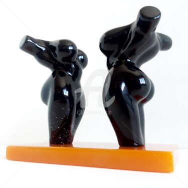 Скульптура под названием "2WOMENS BLACK VERTI…" - Maas Tiir, Подлинное произведение искусства, Смола