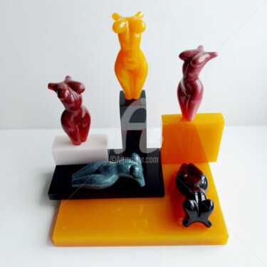 Escultura titulada "5GIRLS2 DIFFERENT O…" por Maas Tiir, Obra de arte original, Resina