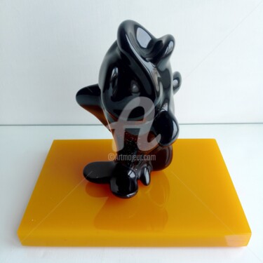Скульптура под названием "BLACK FISH2 VERTICA…" - Maas Tiir, Подлинное произведение искусства, Смола