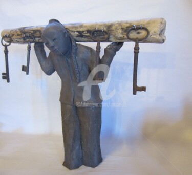 Sculpture intitulée ""Porte-Clefs"" par Mabé, Œuvre d'art originale, Terre cuite