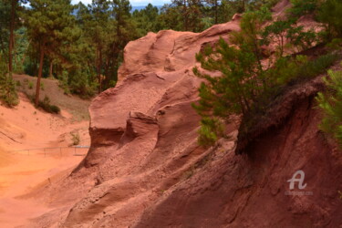 Photographie intitulée "Falaises d'ocre Rou…" par Mariska Ma Veepilaikaliyamma, Œuvre d'art originale