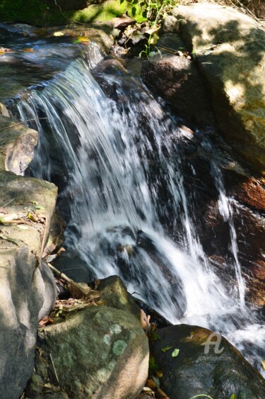 Photographie intitulée "Secret Waterfall –…" par Mariska Ma Veepilaikaliyamma, Œuvre d'art originale