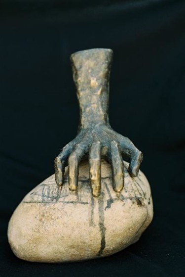 Escultura titulada "La primera piedra" por Maga, Obra de arte original, Metales