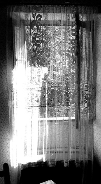 Fenêtre été à Esteing en noir et blanc Photographie intitulée "Fenêtre été à Estei…" par Lalie, Œuvre d'art originale, Light Painting