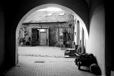 Φωτογραφία με τίτλο "view of the courtya…" από Magda Durda, Αυθεντικά έργα τέχνης, Μη χειραγωγημένη φωτογραφία