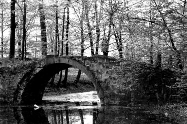 Fotografia intitulada "girl on bridge" por Magda Durda, Obras de arte originais, Fotografia Não Manipulada