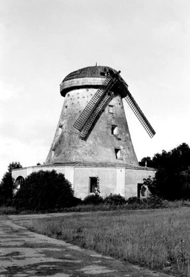 Photographie intitulée "windmill. lost wing" par Magda Durda, Œuvre d'art originale, Photographie non manipulée