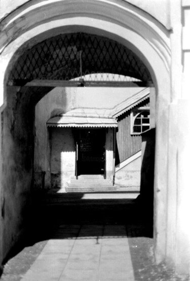 Fotografie mit dem Titel "window in the gate" von Magda Durda, Original-Kunstwerk, Nicht bearbeitete Fotografie