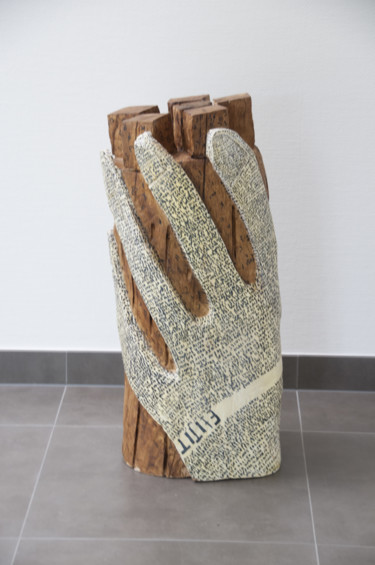 Skulptur mit dem Titel "La grande manipulat…" von Martine Magritte, Original-Kunstwerk, Holz