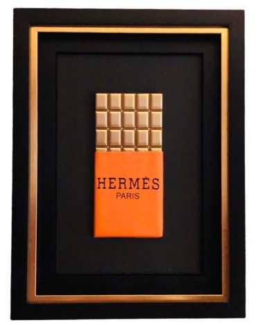 Γλυπτική με τίτλο "Chocolate Box Hermès" από Mahëlle, Αυθεντικά έργα τέχνης, Ακρυλικό Τοποθετήθηκε στο Άλλος άκαμπτος πίνακας