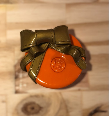 French Box Macaroon - Hermès Gold Skulptur mit dem Titel "French Box Macaroon…" von Mahëlle, Original-Kunstwerk, Polymer Ton