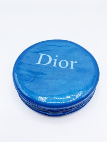 「Macaron Dior」というタイトルの彫刻 Mahëlleによって, オリジナルのアートワーク, 樹脂