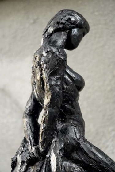 Scultura intitolato "Femme Qui Se Leve" da Majd, Opera d'arte originale, Colaggio