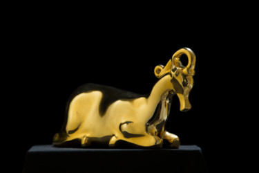 Sculptuur getiteld "La chèvre assis" door Majid Hamidiani, Origineel Kunstwerk, Bronzen