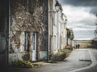 Fotografía titulada "La rue du port" por Pascal Viaud, Obra de arte original, Fotografía digital