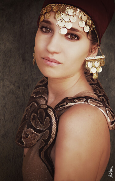 Fotografia intitulada "ragazza con serpente" por Malú Matteo, Obras de arte originais, Fotografia digital
