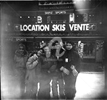 Photographie intitulée "Location skis vente" par Mama Oursa, Œuvre d'art originale