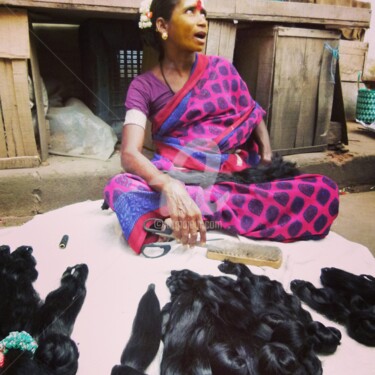 Photographie intitulée "Trader of hair" par Mama Oursa, Œuvre d'art originale