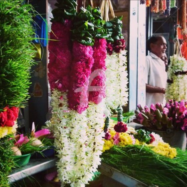 Photographie intitulée "Flower market Puduc…" par Mama Oursa, Œuvre d'art originale