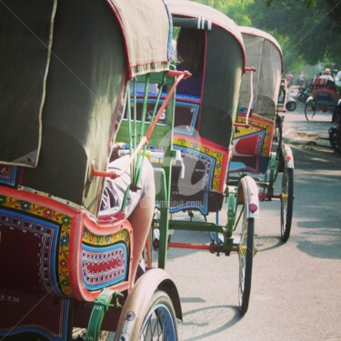 Photographie intitulée "Rickshaw à pédales" par Mama Oursa, Œuvre d'art originale