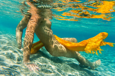 Fotografía titulada "Naked girl under wa…" por Manolis Tsantakis, Obra de arte original, Fotografía digital