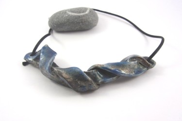 collier torsade bleu,raku Design intitulée "collier torsade ble…" par Manuèle Derreumaux, Œuvre d'art originale, Colliers