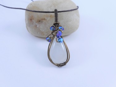 Collier,pendentif pierre de lune,perles bleues Design intitulée "Collier,pendentif p…" par Manuèle Derreumaux, Œuvre d'art originale, Colliers