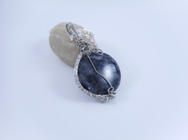 Collier,pendentif larvikite,fil métal argenté Design intitulée "Collier,pendentif l…" par Manuèle Derreumaux, Œuvre d'art originale, Colliers