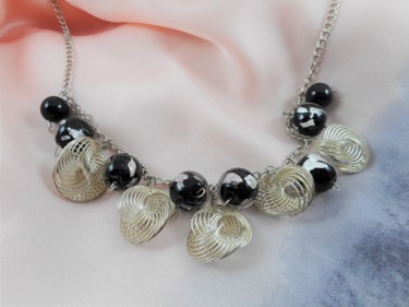 Collier de spirales argentées,perles noires Design intitulée "Collier de spirales…" par Manuèle Derreumaux, Œuvre d'art originale, Colliers