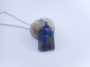 Collier,pendentif labradorite,fil métal bleu Design intitulée "Collier,pendentif l…" par Manuèle Derreumaux, Œuvre d'art originale, Colliers