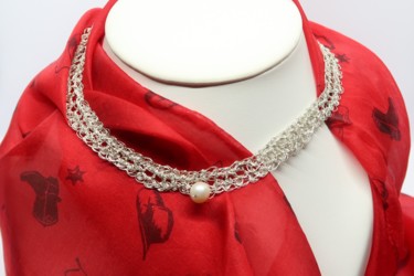 Collier argenté,fil métal et textile crochetés,perle blanche Design intitulée "Collier argenté,fil…" par Manuèle Derreumaux, Œuvre d'art originale, Bijoux
