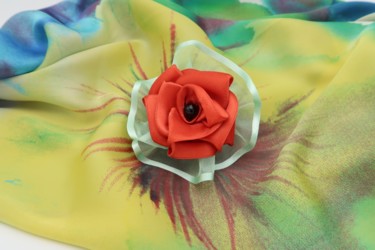 Broche rouge et verte, fleur faite à la main Design intitulée "Broche rouge et ver…" par Manuèle Derreumaux, Œuvre d'art originale, Bijoux