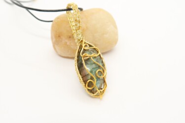 Collier, pendentif labradorite, fil de cuivre doré tissé Design intitulée "Collier, pendentif…" par Manuèle Derreumaux, Œuvre d'art originale, Bijoux